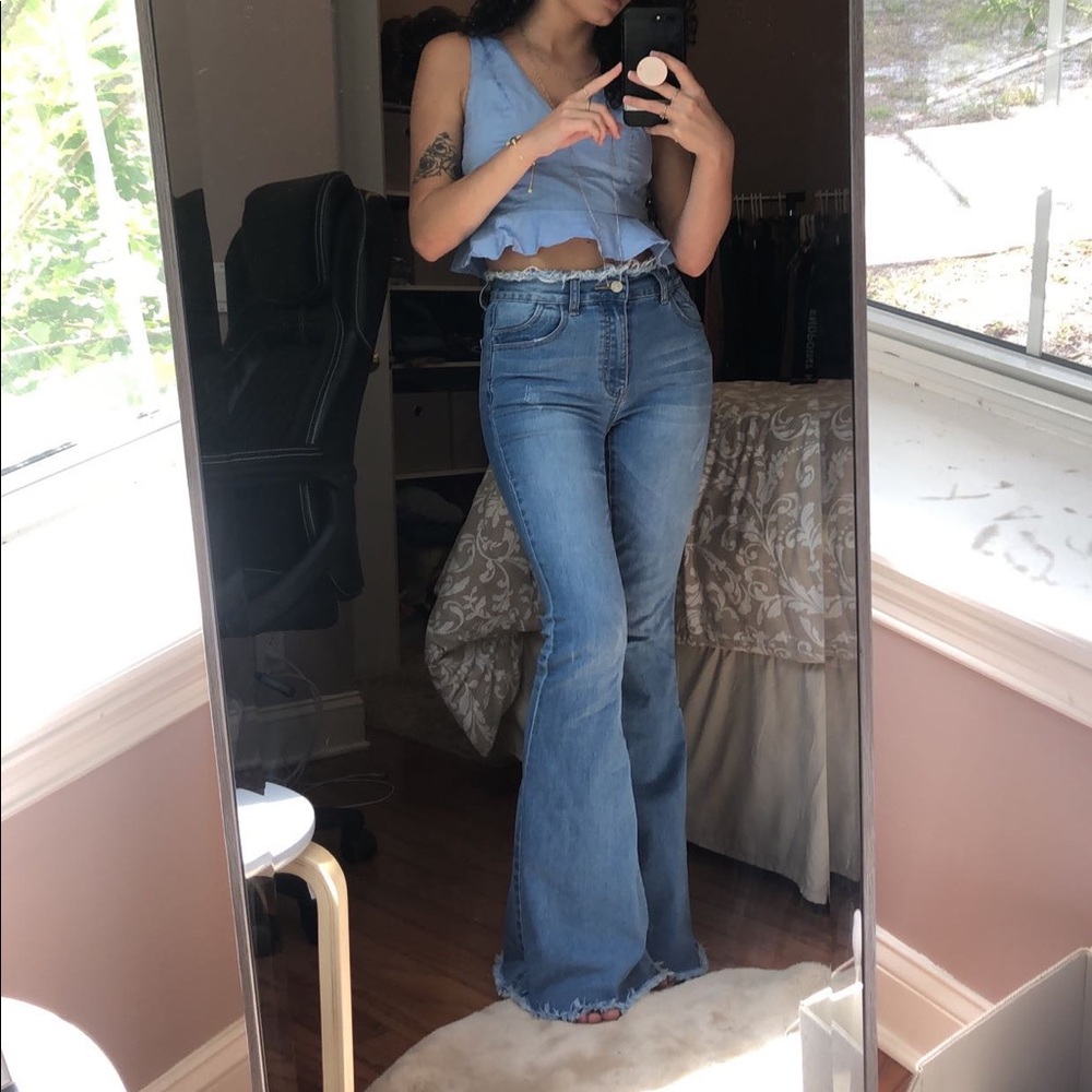 Flared frayed jeans